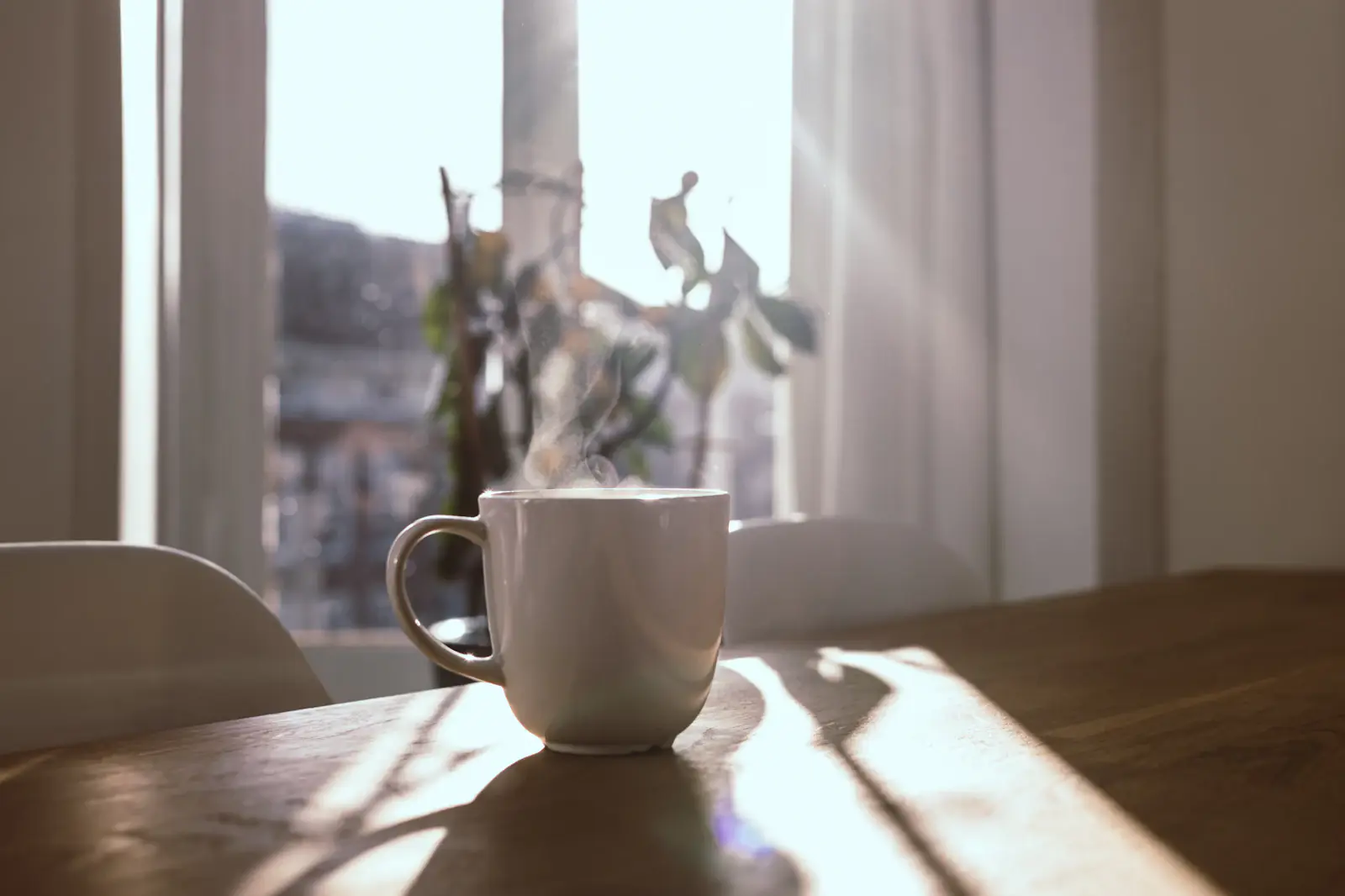 Una tazza fumante su un tavolo di legno nella luce del mattino