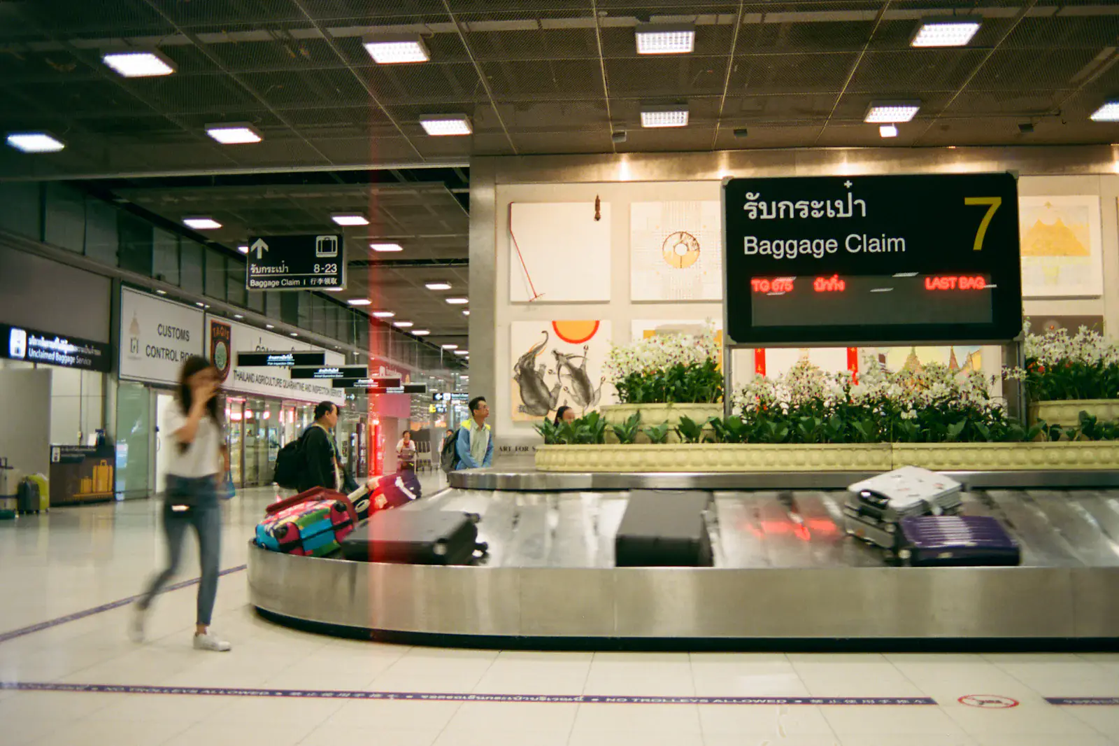 Des gens qui traversent un terminal lumineux